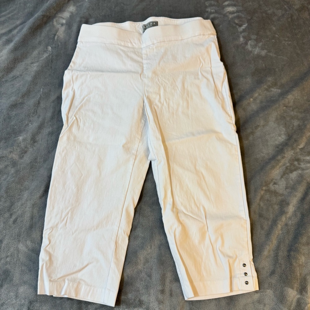 Stylish White Cropped Chinos for Women

#1367